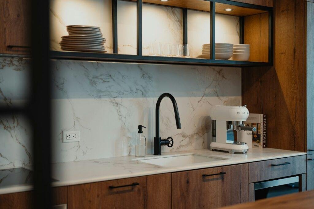 مطبخ ألمنيوم بتصميم مودرن وألوان محايدة